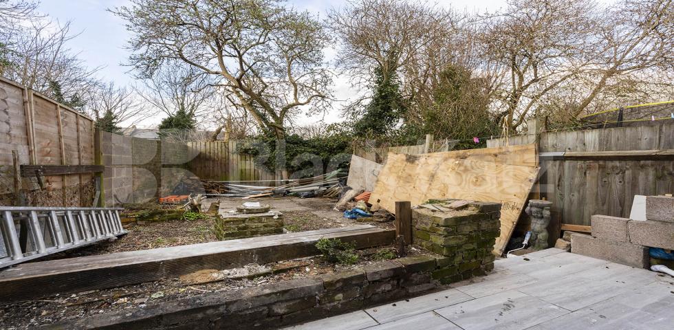 Spacious 3/4 bedrroom house with 4 shower rooms and access to a private garden Antill Road , Seven Sisters